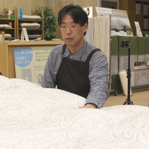 お持ち込みになった羽毛布団を診断している様子