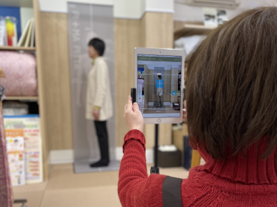 ヤワタヤ寝具店　店長枕測定の様子