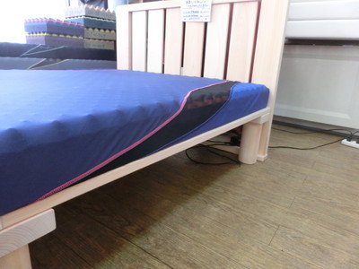 東濃ひのきすのこベッドの上に快眠マットを乗せるとベッドになります